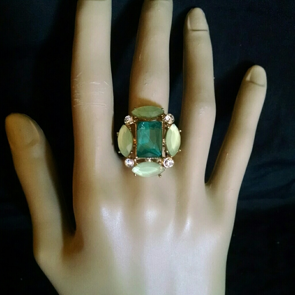 Beautiful ring - Picture 3 of 5